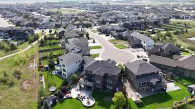 Saskatoon 'daki Rosewood' un 4K hava görüntüsü, bu canlı ve büyüyen güneydoğu mahallesindeki modern evleri, parkları, okulları ve yeşil alanları vurguluyor..