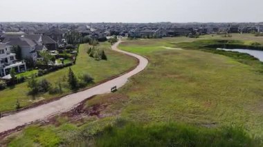 Saskatoon 'daki Rosewood' un 4K hava görüntüsü, bu canlı ve büyüyen güneydoğu mahallesindeki modern evleri, parkları, okulları ve yeşil alanları vurguluyor..