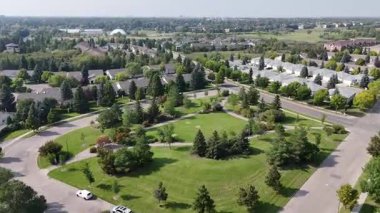 Saskatoon 'daki Wildwood' un 4K hava manzarasında yerleşim evleri, okullar, parklar ve Wildwood Golf Sahası yer alıyor..