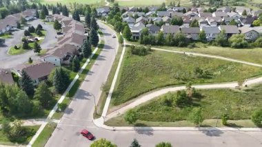 Saskatoon 'daki Wildwood' un 4K hava manzarasında yerleşim evleri, okullar, parklar ve Wildwood Golf Sahası yer alıyor..