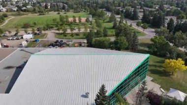 Saskatoon 'daki Wildwood' un 4K hava manzarasında yerleşim evleri, okullar, parklar ve Wildwood Golf Sahası yer alıyor..