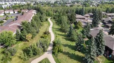 Saskatoon 'daki Wildwood' un 4K hava manzarasında yerleşim evleri, okullar, parklar ve Wildwood Golf Sahası yer alıyor..