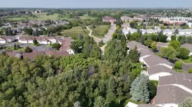Saskatoon 'daki Wildwood' un 4K hava manzarasında yerleşim evleri, okullar, parklar ve Wildwood Golf Sahası yer alıyor..