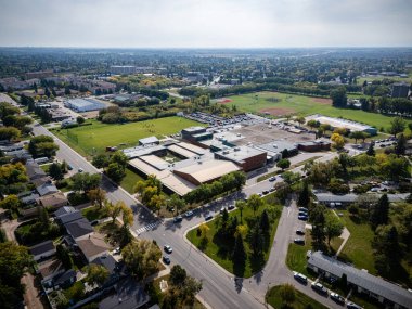 Saskatchewan, Saskatchewan 'daki Brevoort Parkı' nın hava manzarasında konutlar, okullar ve halk parkları yer alıyor..