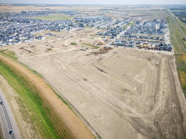 Saskatchewan, Saskatoon 'daki Brighton Çiftliği' nin hava manzarasında yeni evler, göletler ve yeşil alanlar yer alıyor..