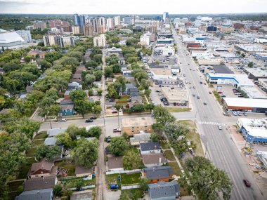 Saskatchewan, Saskatchewan 'daki şehir parkının hava manzarası, ağaçlarla kaplı caddeleri, okulları ve nehre yakınlığı gösteriyor..