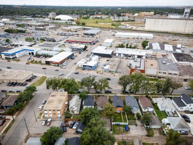 Saskatchewan, Saskatchewan 'daki şehir parkının hava manzarası, ağaçlarla kaplı caddeleri, okulları ve nehre yakınlığı gösteriyor..