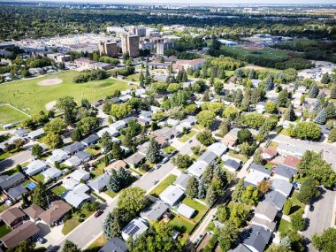 Saskatchewan Saskatoon, Saskatchewan 'daki Eastview havadan evleri, parkları ve okulları gösteriyor..