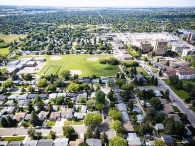 Saskatchewan Saskatoon, Saskatchewan 'daki Eastview havadan evleri, parkları ve okulları gösteriyor..