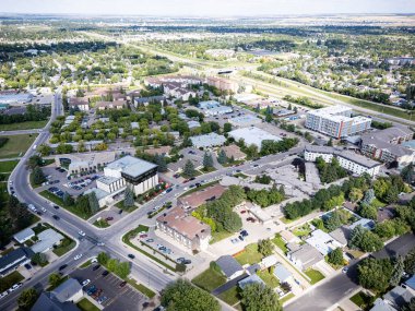 Saskatchewan Saskatoon, Saskatchewan 'daki Eastview havadan evleri, parkları ve okulları gösteriyor..