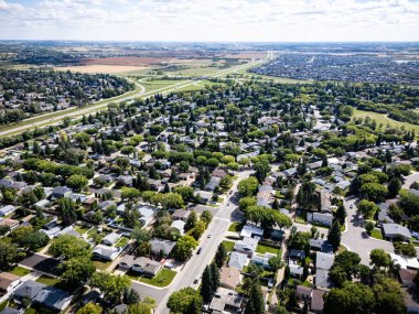 Saskatchewan Saskatoon, Saskatchewan 'daki Eastview havadan evleri, parkları ve okulları gösteriyor..