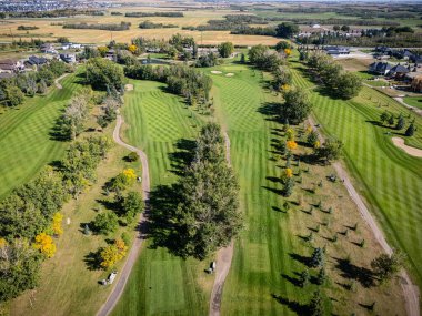 Saskatchewan, Saskatchewan yakınlarındaki Greenbryre hava manzarasında golf sahası yeşillikleri, lüks evler ve peyzaj alanları yer alıyor..