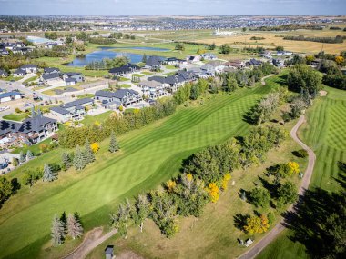 Saskatchewan, Saskatchewan yakınlarındaki Greenbryre hava manzarasında golf sahası yeşillikleri, lüks evler ve peyzaj alanları yer alıyor..
