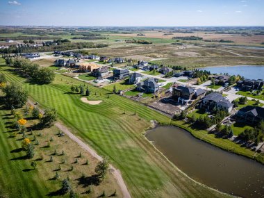 Saskatchewan, Saskatchewan yakınlarındaki Greenbryre hava manzarasında golf sahası yeşillikleri, lüks evler ve peyzaj alanları yer alıyor..