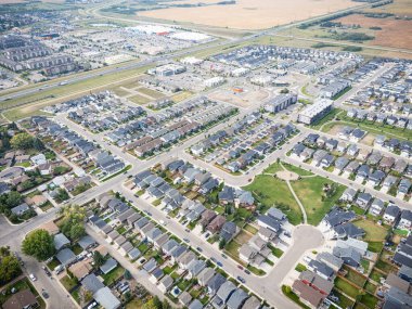 Saskatchewan, Saskatchewan 'daki Kensington' ın hava görüntüsü, yeni yerleşim yerlerini, fırtına göletlerini ve halk parklarını gösteriyor..