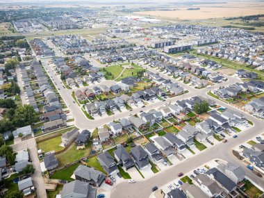 Saskatchewan, Saskatchewan 'daki Kensington' ın hava görüntüsü, yeni yerleşim yerlerini, fırtına göletlerini ve halk parklarını gösteriyor..