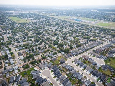 Saskatchewan, Saskatchewan 'daki Kensington' ın hava görüntüsü, yeni yerleşim yerlerini, fırtına göletlerini ve halk parklarını gösteriyor..