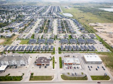 Martensville, Saskatchewan 'ın hava manzarası, yerleşim bölgelerini, okulları, parkları ve çayır çevresini gösteriyor..