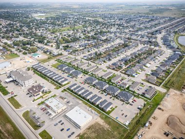 Martensville, Saskatchewan 'ın hava manzarası, yerleşim bölgelerini, okulları, parkları ve çayır çevresini gösteriyor..