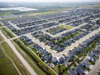 Martensville, Saskatchewan 'ın hava manzarası, yerleşim bölgelerini, okulları, parkları ve çayır çevresini gösteriyor..