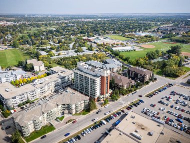 Saskatchewan, Saskatoon 'daki Nutana Suburban Centre' ın hava manzarasında daireler, daireler ve ticari alanlar yer alıyor..