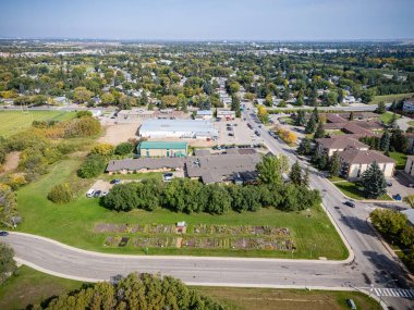 Saskatchewan, Saskatoon 'daki Nutana Suburban Centre' ın hava manzarasında daireler, daireler ve ticari alanlar yer alıyor..