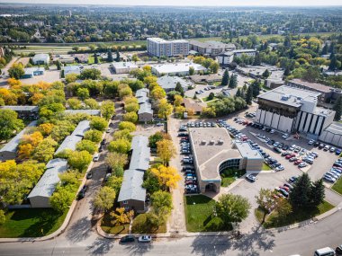 Saskatchewan, Saskatoon 'daki Nutana Suburban Centre' ın hava manzarasında daireler, daireler ve ticari alanlar yer alıyor..