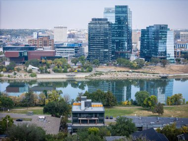 Saskatchewan, Saskatoon şehir merkezinin gündüz görüntüsü, şehrin ufuk çizgisi, nehir ve köprüleri.