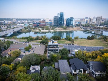 Saskatchewan, Saskatoon şehir merkezinin gündüz görüntüsü, şehrin ufuk çizgisi, nehir ve köprüleri.