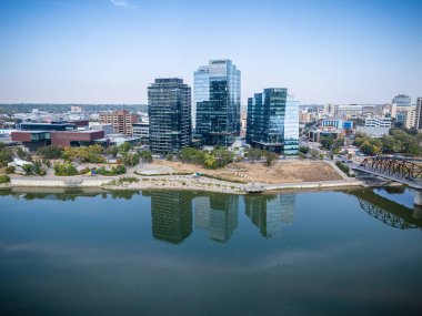 Saskatchewan, Saskatoon şehir merkezinin gündüz görüntüsü, şehrin ufuk çizgisi, nehir ve köprüleri.