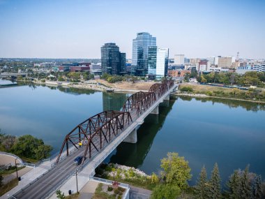 Saskatchewan, Saskatoon şehir merkezinin gündüz görüntüsü, şehrin ufuk çizgisi, nehir ve köprüleri.