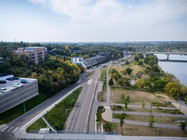 Saskatchewan, Saskatoon şehir merkezinin gündüz görüntüsü, şehrin ufuk çizgisi, nehir ve köprüleri.