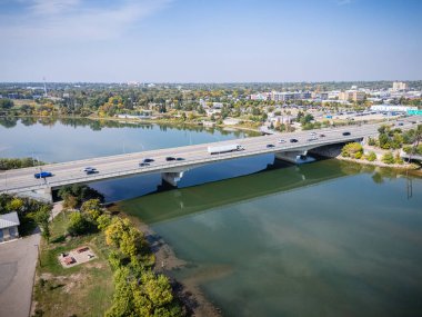 Saskatchewan, Saskatoon şehir merkezinin gündüz görüntüsü, şehrin ufuk çizgisi, nehir ve köprüleri.
