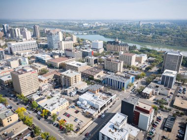 Saskatchewan, Saskatoon şehir merkezinin gündüz görüntüsü, şehrin ufuk çizgisi, nehir ve köprüleri.