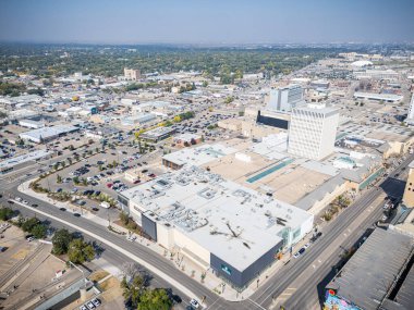 Saskatchewan, Saskatoon şehir merkezinin gündüz görüntüsü, şehrin ufuk çizgisi, nehir ve köprüleri.