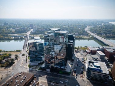 Saskatchewan, Saskatoon şehir merkezinin gündüz görüntüsü, şehrin ufuk çizgisi, nehir ve köprüleri.