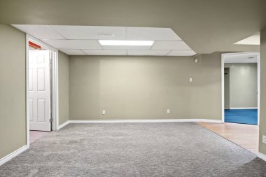 Büyük, boş bir oda, beyaz bir duvar ve beyaz bir kapı. Oda çıplak ve dağınık. Mobilya ya da dekorasyon yok. Duvarda parlayan ışık temiz ve parlak bir atmosfer yaratır.