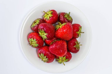 Tabak dolusu lezzetli sulu çilek ve çikolata siyah arka plan üzerine izole