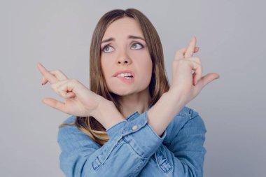 Yüz depresif iş sormak işkadını rahat iki sınav güven komik sevinç eğlenceli eğitim kariyer kavramı ekşitmeden yalvarıyorum gergin. Gri arka plan üzerinde izole bir dilek yapma şirin kız portresi kapatın