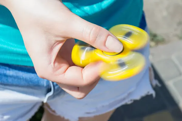 Fechar Foto Girar Fidget Spinner Amarelo Nas Mãos Menina — Fotografia de Stock