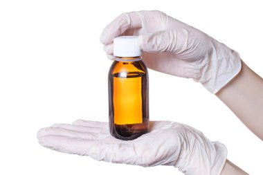 Yakın çekim fotoğraf büyük tam bir sıvı açık yakın boş hastane açmak kahverengi cam şişe stand beyaz arka plan üzerinde izole mevcut sahil yolu göstermek Doktor eller gösteri yapılmış saydam paketini açmak