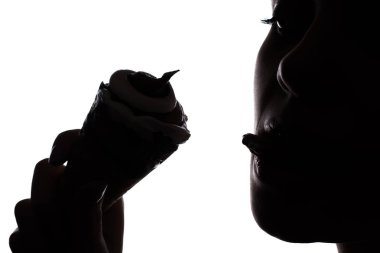 Büyük lokma kol sır bakmak tatlı diyet kilo kaybı kavramı fudge. Yarım karşı karşıya yan görünümü Kapat el izole üzerinde beyaz arka plan tutan dondurma yalıyor kadın güzel kız portresi