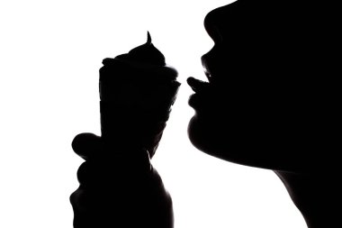 Büyük şekerleme sevinç gevrek kavramı kol tadını çıkarın. Beyaz arka plan boşluk üzerinde yan yarım karşı karşıya portresi seksi kadın lezzetli lezzetli dondurma yalıyor izole