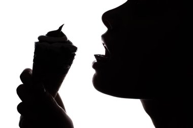 Çıtır şeker kakao büyük ısırık kavramı kol. Yan yarım yüz yüze yakın çekim lezzetli dondurma beyaz arka plan boşluk üzerinde izole yalama çekici çekici kadın portresi