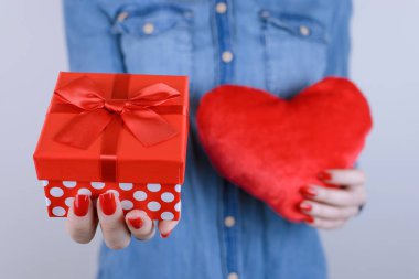Eğilim kağıt özür dilerim affet tarihi yıldönümü yeni yıl Noel Noel Baba göndermek almak insanlar kişi kavramı. Yakın sevimli güzel Bayan fotoğrafını ekrana hediye izole gri arka plan üzerinde elinde kırpılmış