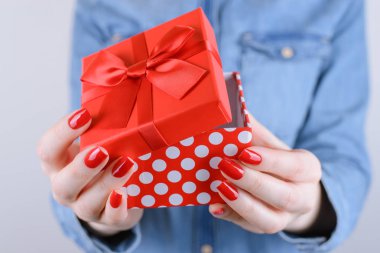 Xmas yılbaşı yeni yıl Sevgililer yıldönümü arkadaş aile baba erkek küçük küçük sen kişi insanlar genç yaş kavramı. Sevimli güzel hediye izole gri arka plan üzerinde fotoğrafı yakın kırpılmış