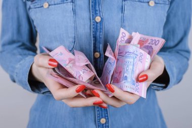 Fatura vergi kredi faiz rehinci broker yatırımcı yatırım insanlar kişi borç ekonomi kazık ödeme ilk konsept ver. İzole para arka plan holding bayanın eller fotoğraf kadar yakın kırpılmış