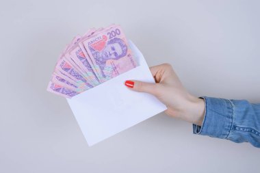Rüşvet atm kot iş yasadışı servet kazanmak kar girişimci iş satın kişi insanlar el-out kavramı kumar. Bir sürü para beyaz zarf izole arka planda fotoğrafı yakın kırpılmış