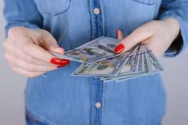 100 hayırseverlik bağış yeni kişi insanlar kredi Pazar hipster seksi kırmızı çivi ekonomi kavramı. Portre fotoğraf gri gri arka plan üzerinde izole çok para kazanmak mutlu heyecanlı Bayan yakın kırpılmış