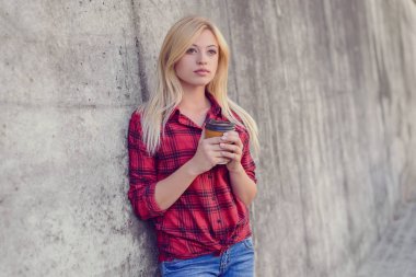 İnsanlar sakin yalnız yaşam tarzı kişi taleaway dükkanı boş zaman kavramı saklamak gitmek için chill. Portre og güzel güzel sevimli sevinç tatlı bayan ile arka plan üzerinde izole çay kapatır